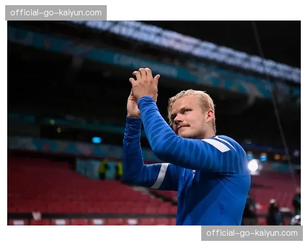 特写：火焰队球迷向即将退役的对方门将弗劳里致以全场掌声